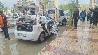 Şanlıurfa’da şiddetli fırtına felaketi: Güneş paneli otomobilin üzerine uçtu
