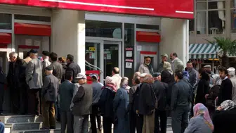 Bankamatik kuyruklarında bitmek bilmeyen çile: Emekliler dijital zorbalığa isyan etti
