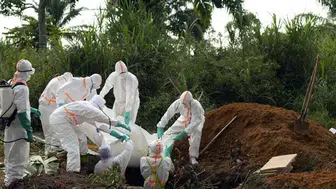Cenaze krizi kaosa dönüştü: Ebola merkezinde öfkeli kalabalık dehşeti