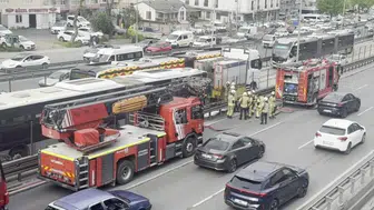 Avcılar'da panik anları: Metrobüs alevlere teslim oldu