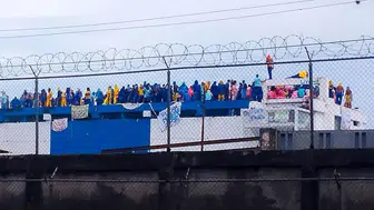 Cezaevinde isyan ateşi: Mahkumlar "adalet" diyerek çatıya çıktı