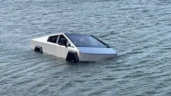 Tesla ile suya girme hayali hüsranla bitti: 20 metrelik derinliğe meydan okudu
