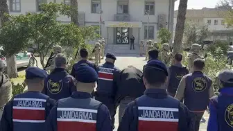 Annesini odunla öldüren şahsa suç ortaklığı suçlaması: Arkadaşı demir parmaklıklar ardında