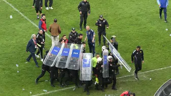Eskişehir'de saha dışına taşan gerilim: Futbolcular kalkanlar altında soyunma odasına gidebildi