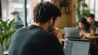 Kafelerde "laptop mesaisi" krizi: Bir fincan kahveyle tüm günü geçirenler ile esnaf karşı karşıya geldi
