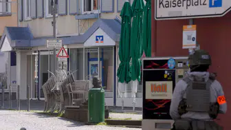 Almanya’da banka dehşeti: Silahlı kişiler şubeyi bastı, çalışanları kasaya kapattı