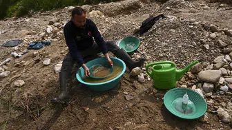 Dere kenarlarında altın avı: Emeklerinin karşılığını tavada arıyorlar