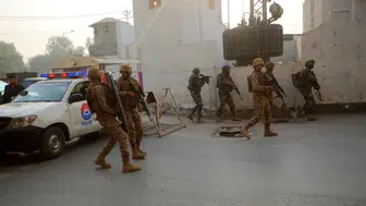 Pakistan’da kanlı pusuda bilanço ağır: Emniyet noktasına bombalı ve silahlı baskın