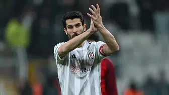 Sadece siyah-beyaz formayı giydi: Beşiktaş'ın emektar kaptanı kramponlarını asıyor