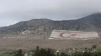 Rum tarafının provokatif önerisi: Beşparmaklar'daki Türk bayrağını hedef aldılar