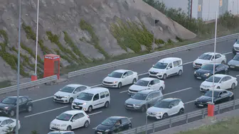 Tatil dönüşü çilesi başladı: Şehirlerarası yollarda adım atacak yer kalmadı