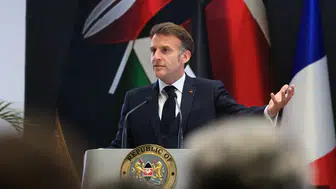 Nairobi'deki zirvede Macron'dan sert müdahale: Sahneye çıktı, konuşmacıları susturmayanlara fırça attı