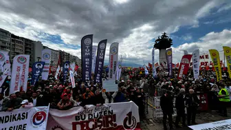 İzmir’de 1 Mayıs: Birliğin gücü mü, sendikal bürokrasinin gölgesi mi?