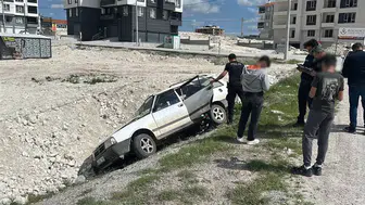 Ehliyetsiz direksiyon başına geçti, kaçarken kaza yapınca faturası ağır oldu