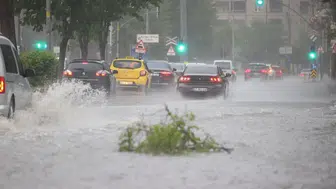 Gaziantep'te yağış bereketi sele dönüştü: Üç ilçede okullar tatil edildi