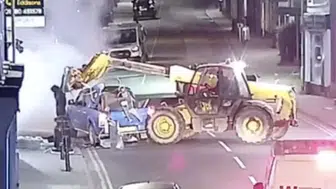 İngiltere banka şubesinde iş makinesiyle ATM soygunu girişimi