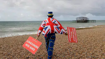 Birleşik Krallık siyasi belirsizlik ve Brexit bilançosuyla yüzleşiyor