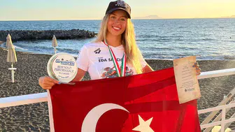 Genç yüzücü Eda Savcıgil İtalya açıklarında tarih yazdı