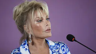 Ajda Pekkan sahnede şöhretin perde arkasını paylaştı