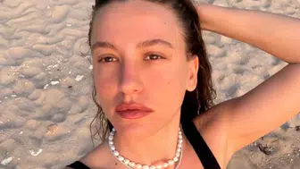 Serenay Sarıkaya tatil kareleriyle sosyal medyada gündem oldu