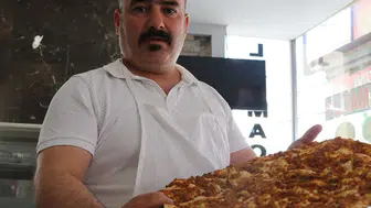 Sivaslı işletmecinin uygun fiyatlı lahmacun mücadelesi