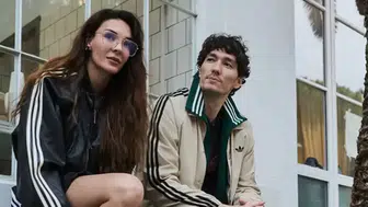 Tatil sezonunu kırmızı bikinisiyle açtı: Ebru Şahin’in fit hali takipçilerini mest etti
