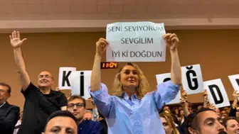 Mahkeme salonunda duygusal anlar: Dilek İmamoğlu’nun sürprizine 55. yaş gününde esprili yanıt