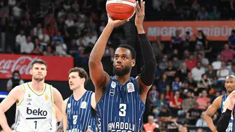 Anadolu Efes kritik galibiyetle final umudunu korudu