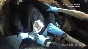 İngiltere’yi ayağa kaldıran görüntüler: Bıçaklı saldırıya uğrayan genci polis kelepçeleyerek ölüme terk etmiş