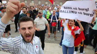 Arnavutluk kıyılarındaki lüks turizm projesine tepki büyüyor