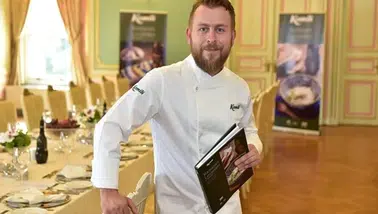Şef Ömür Akkor: Mutfaktaki Başarıları ve İlham Verici Hayat Hikayesi