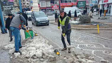 Bayburt’ta Kar Küreme ve Tuzlama Çalışmaları Aralıksız Sürüyor