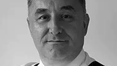 Polis muhabirliğinden ödüllü köşe yazarlığına: Tolga Şardan’ın gazetecilik serüveni