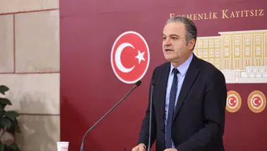 Amasya’da tiyatro perdesi kapandı: Âşık Mahzuni Şerif oyununa sansür Meclis yolunda
