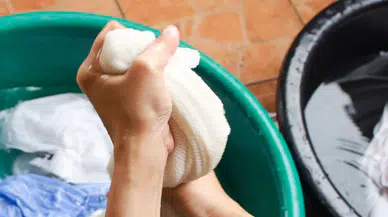 Beyaz Tişörtlerdeki Sararmaya Elveda! Sarı Leke ve Ter Kokusu Bu Karışımla Siliniyor