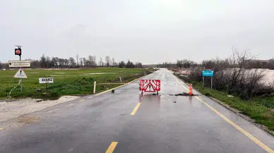 Edirne'de Tunca Köprüsü, taşkın riski nedeniyle geçici olarak trafiğe kapatıldı.