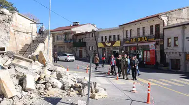 Nevşehir’de tarihi caminin istinat duvarı çöktü; o anlar kamerada