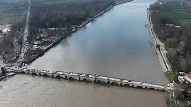 Edirne'de Tunca Köprüsü, taşkın riski nedeniyle ulaşıma kapatıldı.