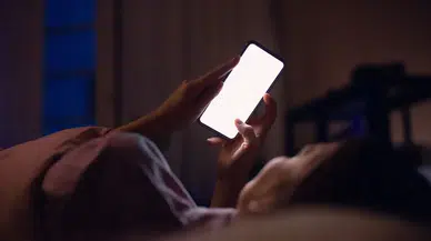 Gece Uyanıp Telefona Bakanlar Dikkat: Beyni Sessizce Yoran Alışkanlık