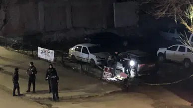 Kars'ta Migros yanındaki araca silahlı saldırı: Kimliği bilinmeyen saldırganlar kaçtı.