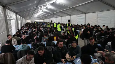 Sakarya'da Üniversiteler Kampüsü'nde iftar çadırında kardeşlik sofrası kuruldu!