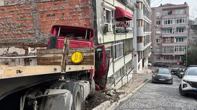 Beşiktaş'ta facianın eşiğinden dönüldü! Freni boşalan tır binaya çarptı