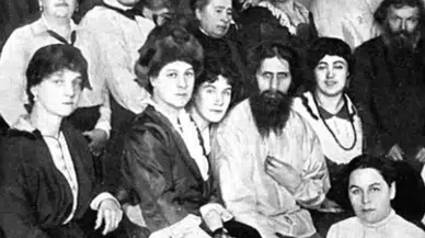 Rasputin: Çarlık Rusyası'nın Karanlık Gölgeleri ve Bolşevik Devrimi'ne Giden Yol