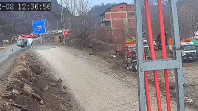 Taklalar atıp devrilen otomobilin sürücüsü yaralandı