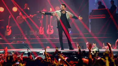 Tarkan, uzun süren konser maratonunu tamamladı, hayranlarına teşekkür etti!