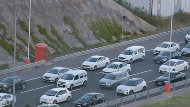 Tatil dönüşü çilesi başladı: Şehirlerarası yollarda adım atacak yer kalmadı