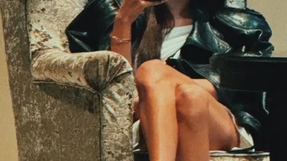 Hande Erçel Instagram’da Ayna Karşısında Verdiği Pozlarla Beğeni Yağmuruna Tutuldu, Hakan Sabancı ile Sessizliğini Koruyor
