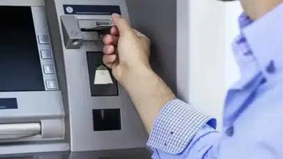 ATM’den Para Çekerken Nelere Dikkat Etmeliyiz? Bu Hata Tüm Hesabınızı Boşaltabilir!