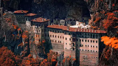 Sümela Manastırı 2025’te yarım milyondan fazla ziyaretçi ağırladı