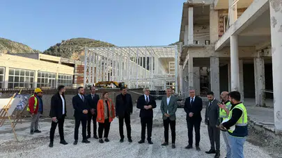 Hüseyin Yayman, Hatay Arkeoloji Müzesi'ndeki deprem iyileştirme çalışmalarını inceledi.